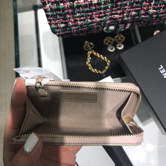 ⛔️SOLD⛔️ Chanel 🦄 19S Pearly Beige O Key - Picture 3 of 8